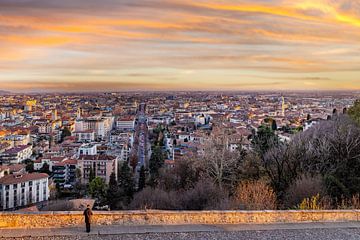 BERGAMO Uitzicht over de Città Bassa bij zonsondergang