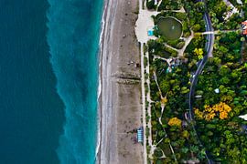 Park mit einem Teich und der Straße. Hotels inmitten des grünen Parks an der Strandpromenade mit tür von Michael Semenov