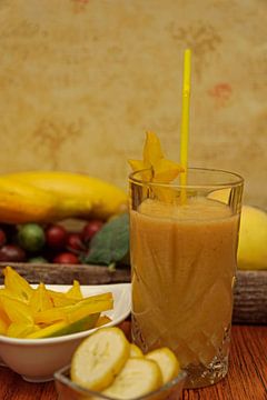 Mango-Bananen-Sternfrucht-Smoothie