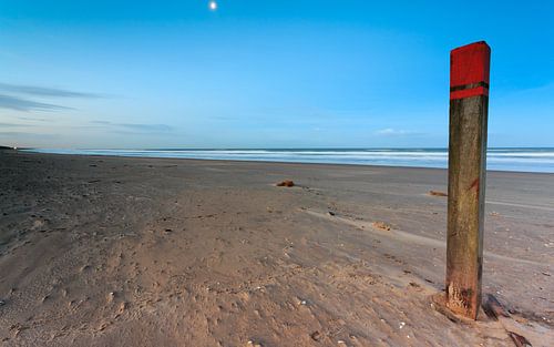 Maanlicht op strandpaal 83:250 