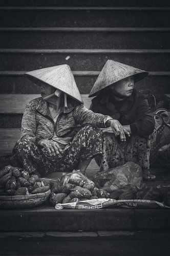 Looking at both sides by Loris Photography