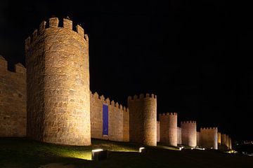Middeleeuwse stadsmuur rond centrum van  Avila, Spanje bij nacht