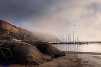 Un bateau de pêche dans le brouillard