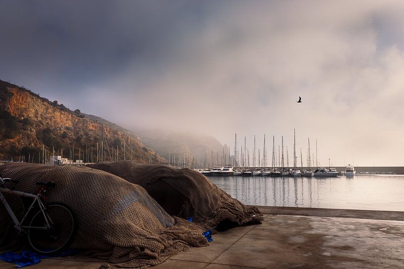 Un bateau de pêche dans le brouillard par Erik Groen