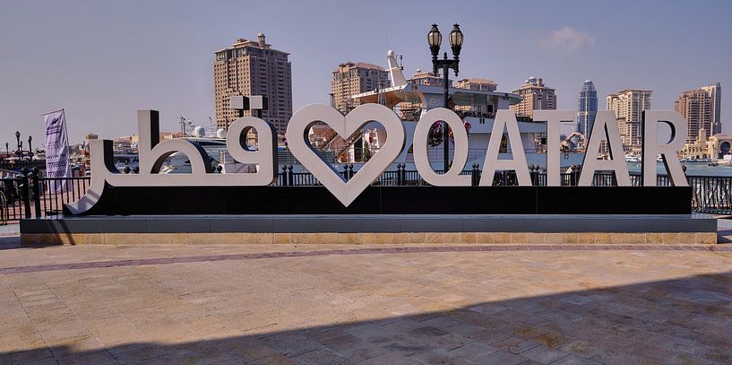 Porto Arabia dans The pearl Doha, Qatar, photo de jour montrant l'enseigne Love QATAR par Mohamed Abdelrazek