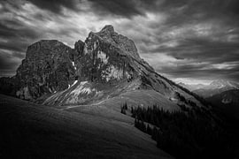Aggenstein in Schwarzweiß unter dramatischem Wolkenhimmel von ManfredFotos