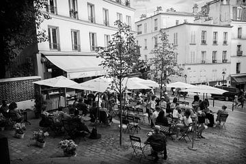 Joie de vivre . Zomerse dag in de Montmartre. van Blond Beeld