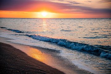 Zonsondergang aan een strand in Spanje van Tim Demel
