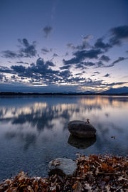 Morgenstimmung am Staffelsee – Wolkenspiel über dem Wasser von Christina Bauer Photos