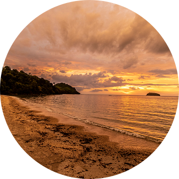 Zondsondergang op het strand