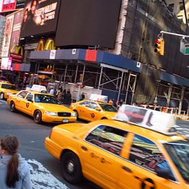 TAXI!!!!!! New Yorkse Yellow Cabs op 7th avenue van Philip Nijman