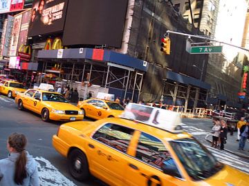 TAXI!!!!!! New Yorkse Yellow Cabs op 7th avenue van Philip Nijman