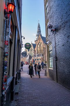 Doorkijkje op Oude Kerk van Amsterdam