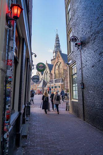 Doorkijkje op Oude Kerk van Amsterdam van StePix