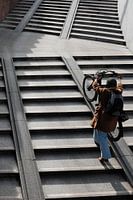 Radfahrerin schiebt ihr Fahrrad hoch