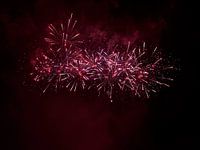 Rood/paars vuurwerk tijdens Divali / Oud & Nieuw