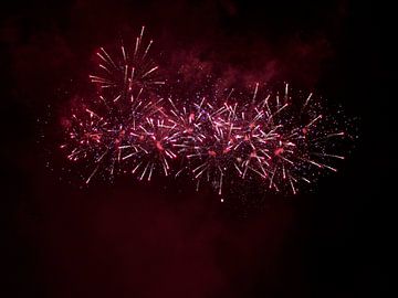 Rood/paars vuurwerk tijdens Divali / Oud & Nieuw van Monrey