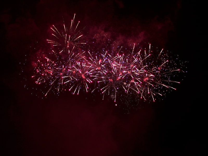 Feux d'artifice rouge / violet pendant Divali / Ancien &amp; Nouveau par Monrey