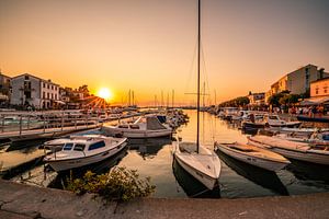 der Hafen mit seinen Yachten von Malinska auf krk zum Sonnenuntergang