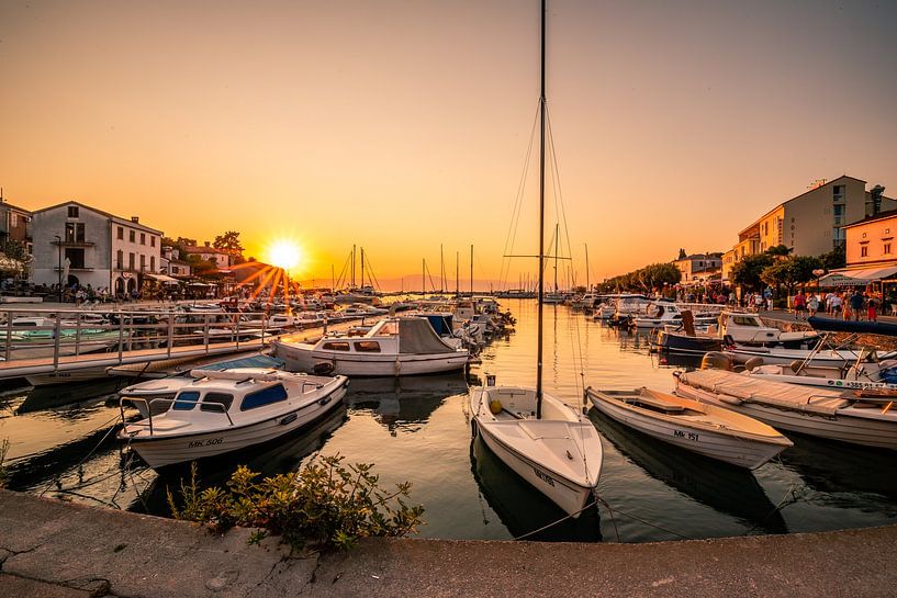 de haven met zijn jachten van Malinska op Krk bij zonsondergang van Fotos by Jan Wehnert