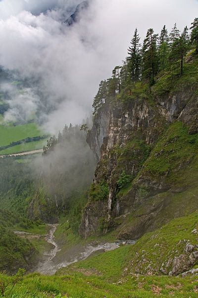Tussen de wolken in de Alpen van Anton de Zeeuw