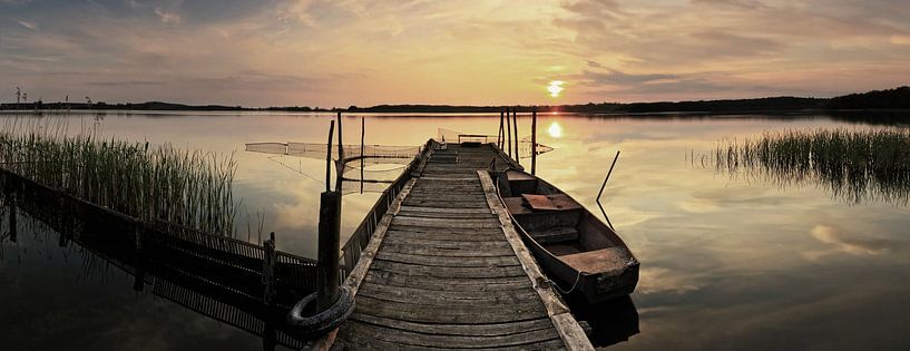 Panorama steiger met roestige roeiboot bij zonsondergang van Frank Herrmann