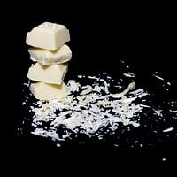 Une pile de cubes de chocolat blanc