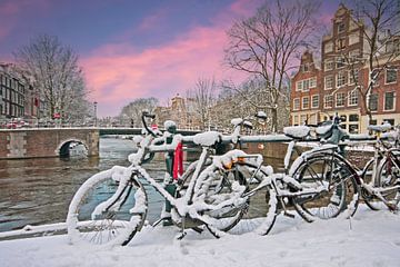 Schneebedecktes Amsterdam in den Niederlanden im Winter bei Sonnenuntergang von Eye on You