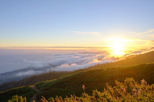 Zonsondergang boven de bergen bij Rabaçal op het eiland Madeira