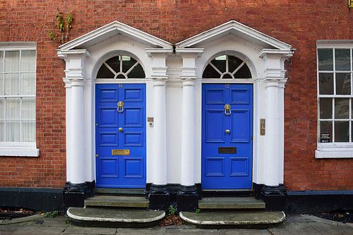 Twee blauwe deuren