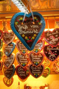 Lebkuchenherzen in einem Zuckerwarenstand auf dem Bremer Freimarkt bei Abenddämmerung, Bremen