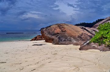 Een strand met rotsen op de Seychellen van MPfoto71