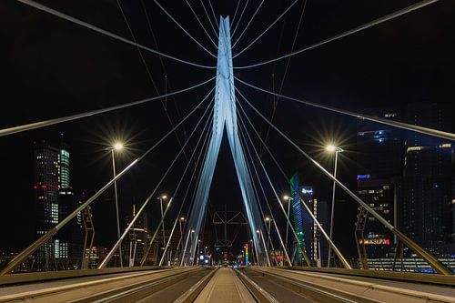 De Erasmusbrug in Rotterdam in de avonduren in kleur