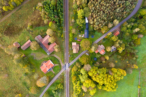 Zweeds dorp tussen herfstbomen vanuit de lucht