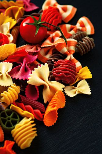 Des nouilles colorées sur la table sur Tanja Riedel