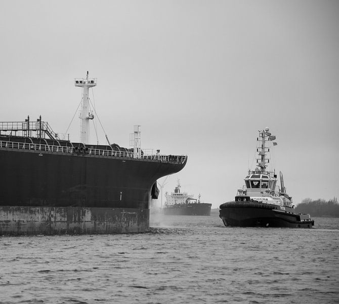 Tug in action on the North Sea Canal. by scheepskijkerhavenfotografie