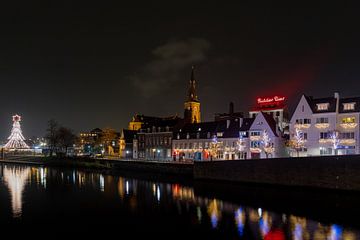 Abendliche Skyline von Maastricht während der Weihnachtszeit mit der Ritterbrauerei von Kim Willems