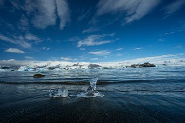 Island - Zwei schmelzende Eisbrocken am schwarzen Sandstrand des Gletschersees Jökulsárlón von adventure-photos