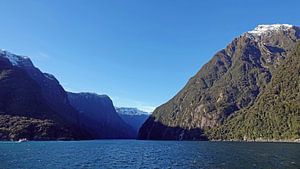 Eingang von Milford Sound am südinsel von Neuseland Zealand in winter. von Aagje de Jong