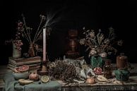 Vergankelijkheid | een tafel vol met ingedroogd fruit en bloemen, oude boeken en kaarsen | fine art  van Nicole Colijn thumbnail