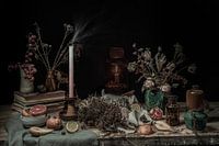 Vergankelijkheid | een tafel vol met ingedroogd fruit en bloemen, oude boeken en kaarsen | fine art 