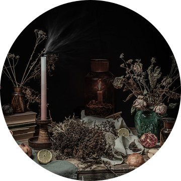 Vergankelijkheid | een tafel vol met ingedroogd fruit en bloemen, oude boeken en kaarsen | fine art  van Nicole Colijn