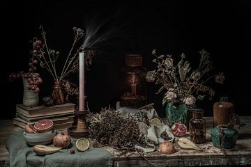 Vergankelijkheid | een tafel vol met ingedroogd fruit en bloemen, oude boeken en kaarsen | fine art  van Nicole Colijn