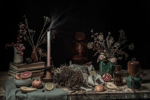 Impermanence | une table pleine de fruits secs et de fleurs, des livres anciens et des bougies | bea sur Nicole Colijn