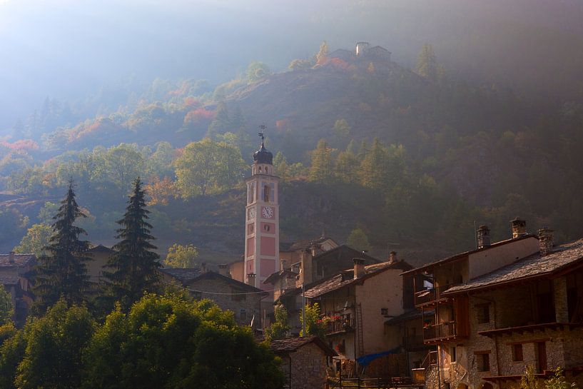 Kirchturm im Valle Maira, Piemont von Menno Boermans