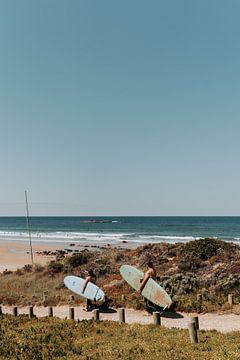 Portugal | Surfeurs sur la plage | Photographie de voyage sur Iris van Tricht