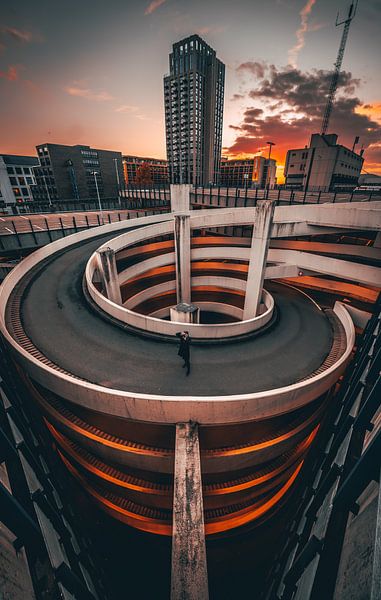 Parkeergarage bij zonsondergang in Eindhoven van Martijn Van Weeghel