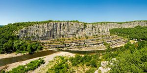 Blick auf den Fluss Ardèche im Süden Frankreichs in dem Départment Ardèche 4.