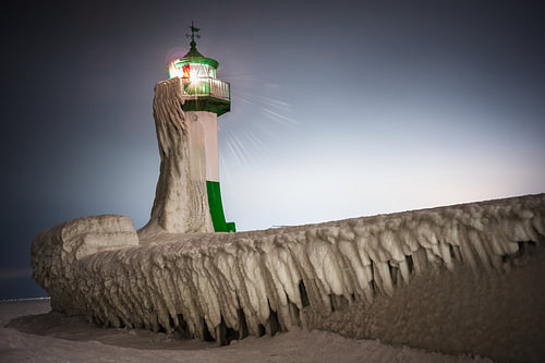 De vuurtoren van Sassnitz gehuld in ijs