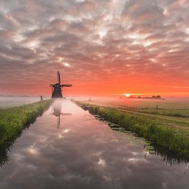 Mooie molen tijdens zonsopkomst in de polder. van Nick de Jonge - Skeyes